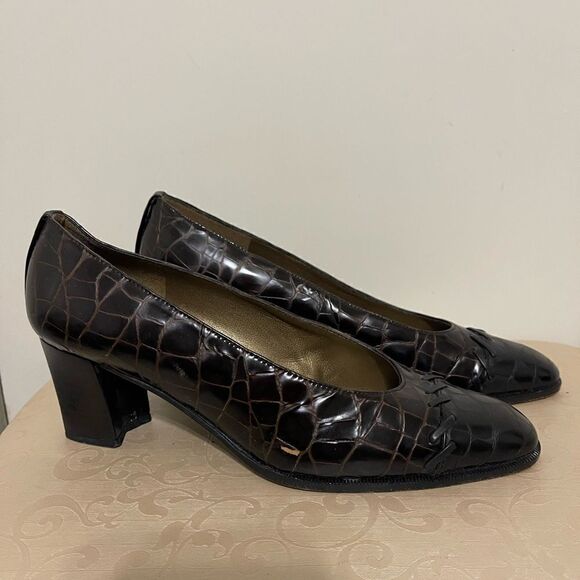 Stuart Weitzman Embossed Heels - Picture 4 of 12